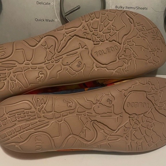 Uin Women's Slip-On Shoes - Picture 8 of 8